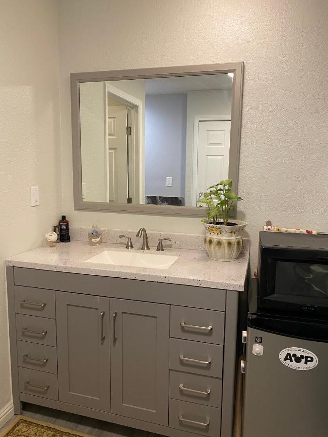 Private Room In Los Angeles With Wifi And Ac And Private Fridge!!! Exterior photo