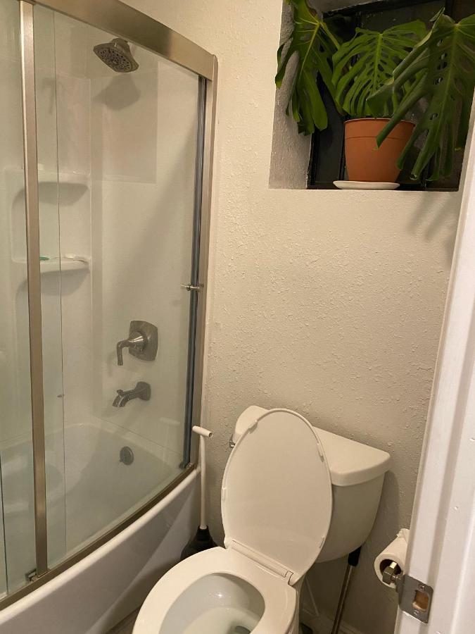 Private Room In Los Angeles With Wifi And Ac And Private Fridge!!! Exterior photo