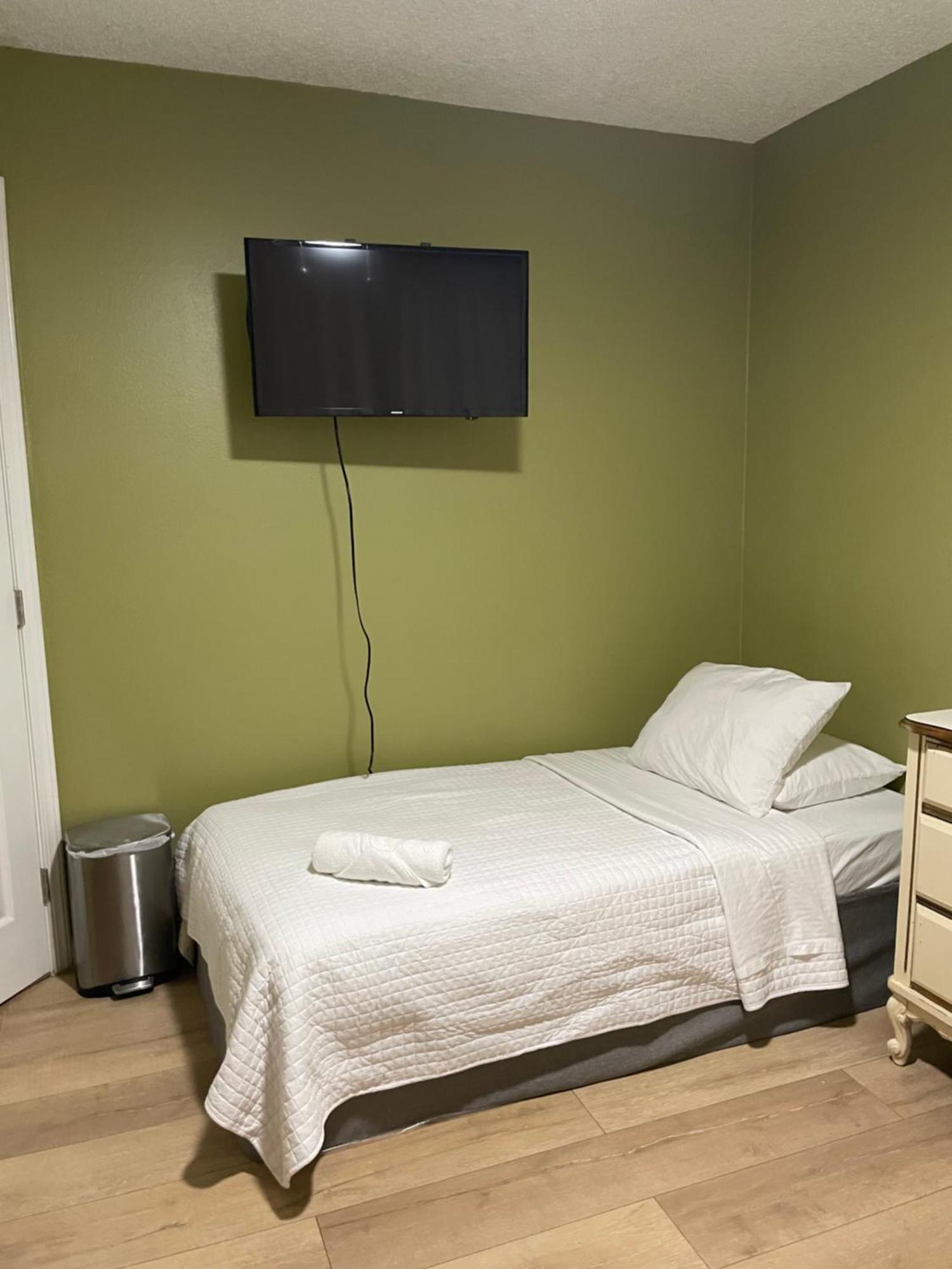Private Room In Los Angeles With Wifi And Ac And Private Fridge!!! Exterior photo