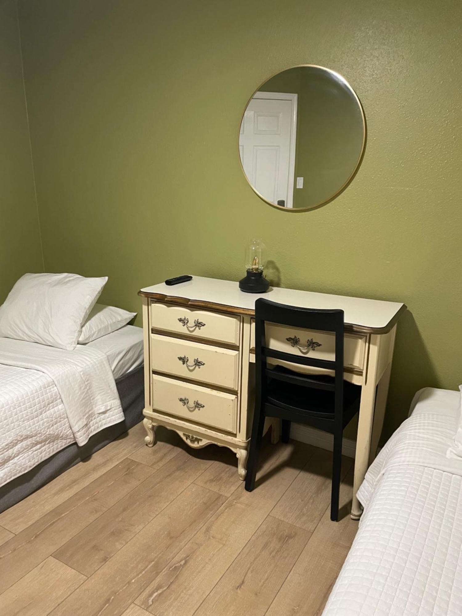 Private Room In Los Angeles With Wifi And Ac And Private Fridge!!! Exterior photo