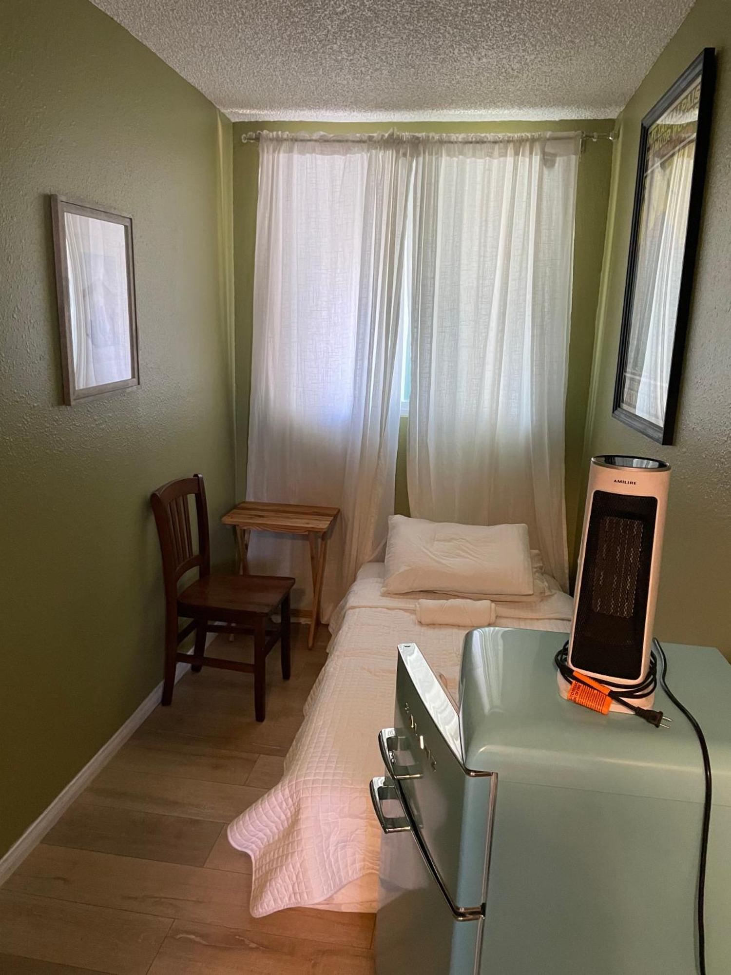 Private Room In Los Angeles With Wifi And Ac And Private Fridge!!! Exterior photo